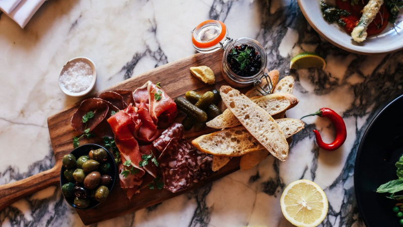 Антипасти: что это такое и как подать на доске